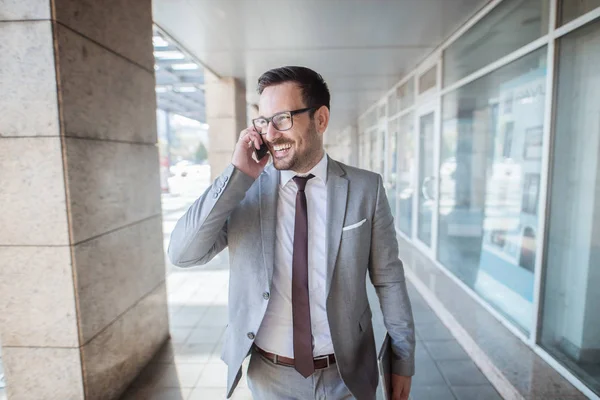 Úspěšný Mladý Obchodního Spolupracovníka Pomocí Chytrého Telefonu Pro Podnikání Hovořit — Stock fotografie