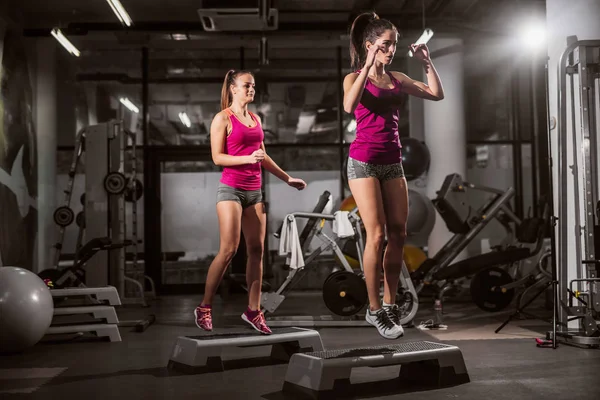 Две Спортивные Женщины Фитнес Упражнения Понятие Здорового Образа Жизни — стоковое фото