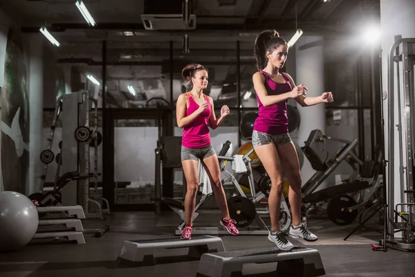 Due Donne Che Esercitano Sui Punti Nella Ginna Concetto Sano — Foto Stock