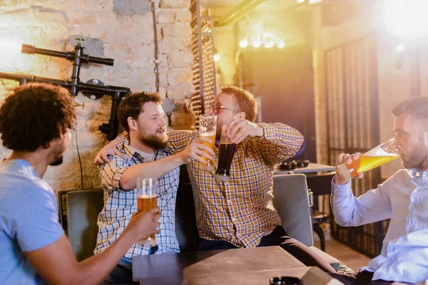 Jonge Gelukkig Bebaarde Mannen Vieren Roosteren Met Biertje Pub — Stockfoto