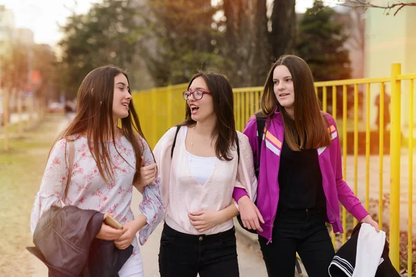 Árbol Alegre Chica Escuela Patio Trasero Yendo Juntos Clase Sosteniendo — Foto de Stock