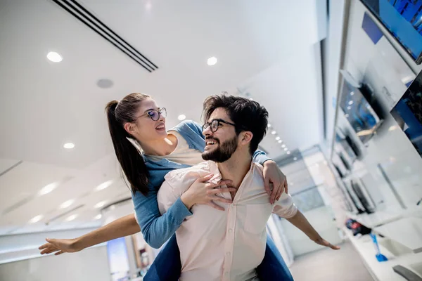 Beeindruckte Junges Paar Tech Store Mann Hält Frau Auf Dem — Stockfoto