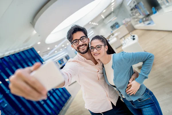 Jovem Casal Feliz Loja Eletrônicos Tomando Selfie — Fotografia de Stock