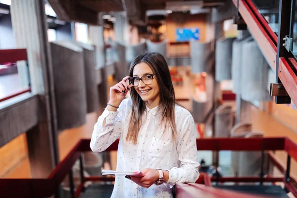 Úsměvem Krásná Studentka Hnědými Vlasy Brýle Drží Notebook Stojí Čeká — Stock fotografie