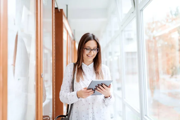 Güzel Beyaz Esmer Ayakta Göstermek Yanında Tablet Dururken Üniversitesi Binada — Stok fotoğraf