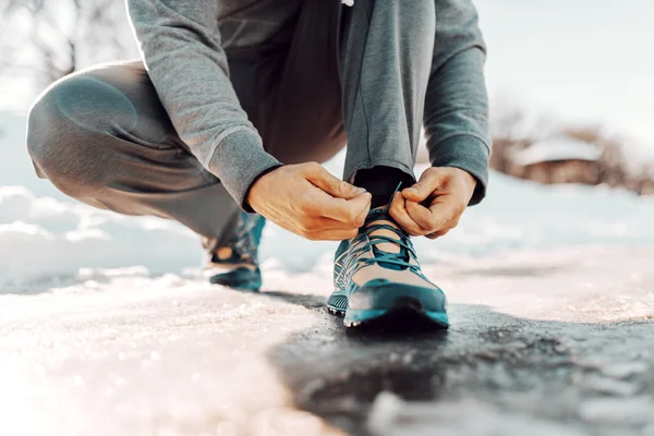 Close Man Tying Shoelace While Crouching Winter Fitness Concept — Stock Photo, Image