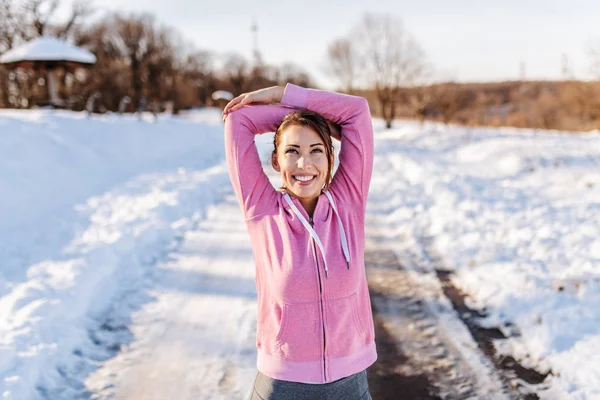 Glimlachend Blanke Vrouw Sportkleding Die Armen Uitrekken Terwijl Het Parcours — Stockfoto