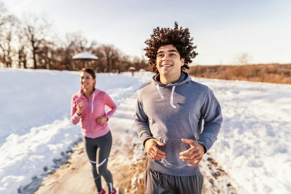 Gelukkige Kaukasische Paar Het Dragen Van Sportkleding Draait Trail Natuur — Stockfoto