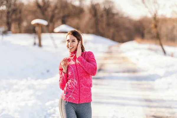 Glücklich Lächelnde Kaukasische Frau Sportkleidung Die Mit Kopfhörern Wegesrand Steht — Stockfoto