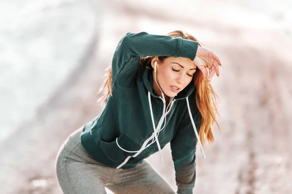 Müde Kaukasische Sportlerin Sportkleidung Die Sich Winter Vom Laufen Freien — Stockfoto