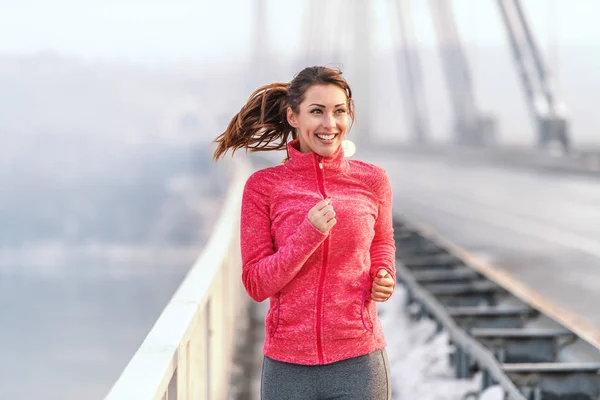 Mujer Caucásica Feliz Ropa Deportiva Con Cola Caballo Corriendo Puente — Foto de Stock