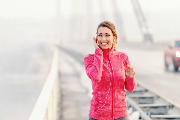 Hübsche Kaukasische Brünette Mit Zahmem Lächeln Und Sportkleidung Die Auf — Stockfoto