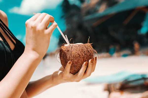 Close Ragazza Bere Cocktail Cocco Mentre Piedi Sulla Spiaggia — Foto Stock