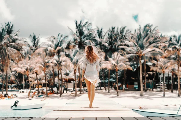 Hermosa Morena Vestido Verano Caminando Por Muelle Atrás Girado Palmeras —  Fotos de Stock