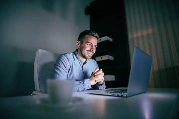 Gece Geç Saatte Ofiste Oturan Dizüstü Bilgisayar Kullanarak Gülümseyen Başarılı — Stok fotoğraf