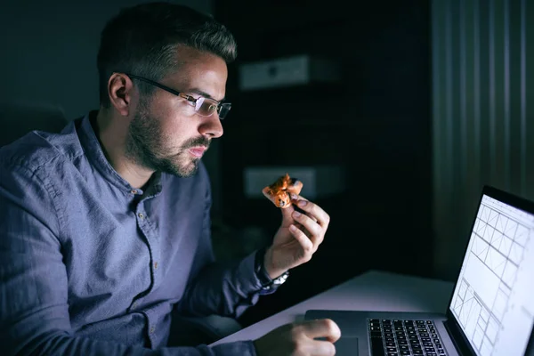 Młody Pracownik Poważne Kaukaska Okularów Jedzenie Fast Food Pracę Laptopie — Zdjęcie stockowe