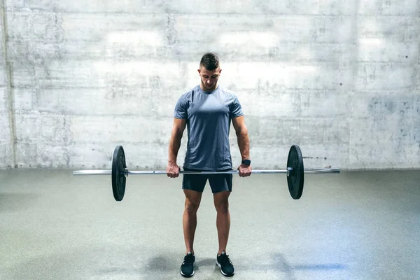 Caucasian Serious Bodybuilder Standing Holding Barbell Background Wall — Stock Photo, Image