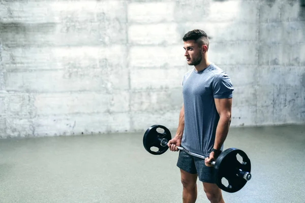 Caucasiano Fisiculturista Sério Segurando Barbell Parede Fundo — Fotografia de Stock