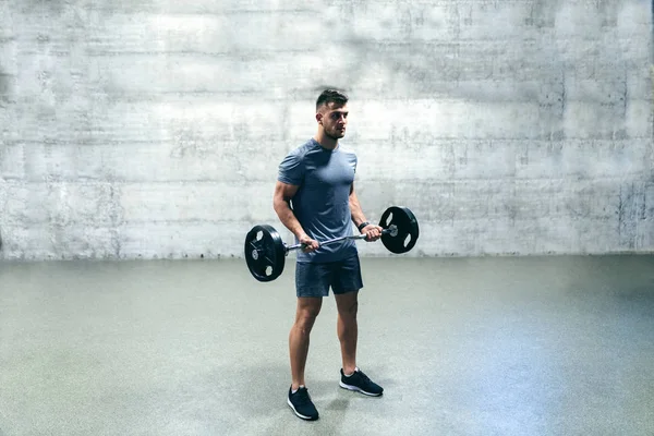 Caucasiano Fisiculturista Sério Segurando Barbell Parede Fundo — Fotografia de Stock