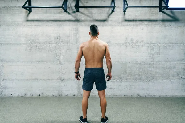 Culturistas Caucásicos Preparándose Para Hacer Flexiones Barbilla Atrás Vuelta — Foto de Stock