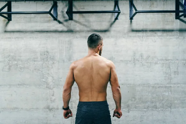 Culturistas Caucásicos Preparándose Para Hacer Flexiones Barbilla Atrás Vuelta — Foto de Stock