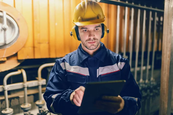 Primo Piano Del Supervisore Vestito Tuta Protettiva Utilizzando Tablet Mentre — Foto Stock