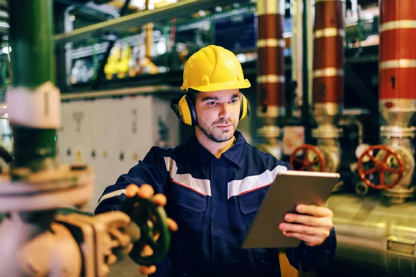 Nahaufnahme Des Arbeiters Mit Schutzanzug Während Tablette Benutzt Und Das — Stockfoto