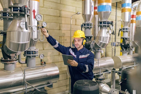 Junger Kaukasischer Arbeiter Schutzanzug Der Das Ventil Anzieht Und Tabletten — Stockfoto