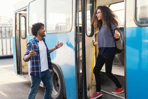 Joven Pareja Feliz Pie Hablando Delante Del Autobús Con Maleta — Foto de Stock