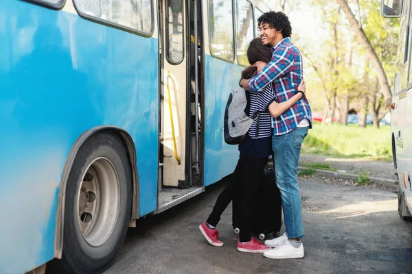 Счастливая Пара Обнимается Перед Автобусом Концепция Общественного Транспорта — стоковое фото