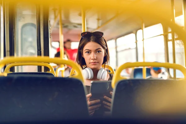 Ung Flicka Sitter Buss Och Håller Tablett — Stockfoto