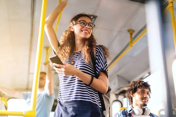 Schöne Gemischte Rasse Mädchen Mit Langen Lockigen Haaren Mit Smartphone — Stockfoto