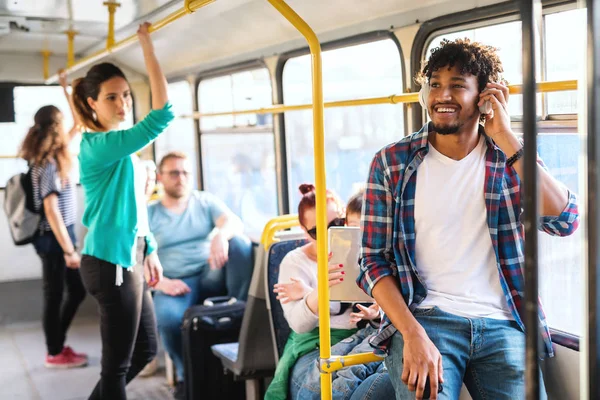 Mladá Atraktivní Lidé Cestování Autobusem — Stock fotografie