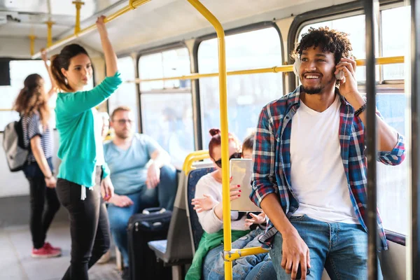 Jeunes Gens Attrayants Voyageant Bus — Photo