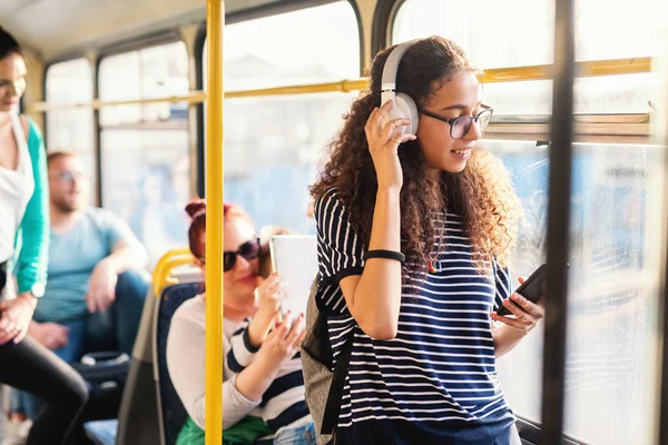 Joven Hermosa Mujer Escuchando Música Los Auriculares Autobús — Foto de Stock