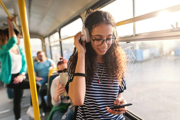 Hermosa Música Para Escuchar Uso Teléfonos Inteligentes Pie Transporte Público — Foto de Stock