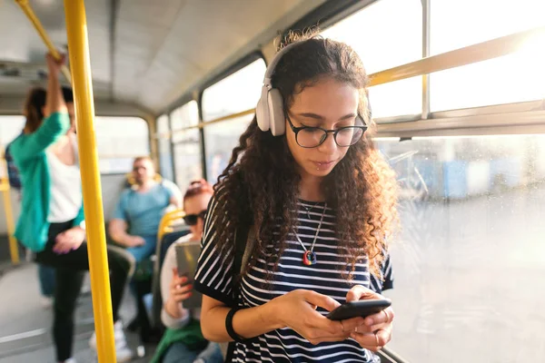 Vackra Blandad Ras Kvinna Lyssnar Musik Med Hjälp Smartphone Och — Stockfoto