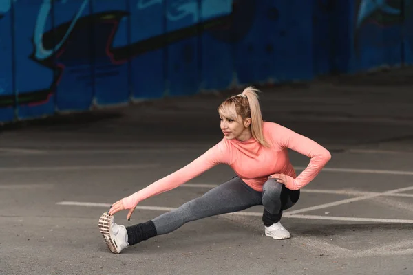 Hermosa Mujer Rubia Ropa Deportiva Que Estira Las Piernas Antes — Foto de Stock