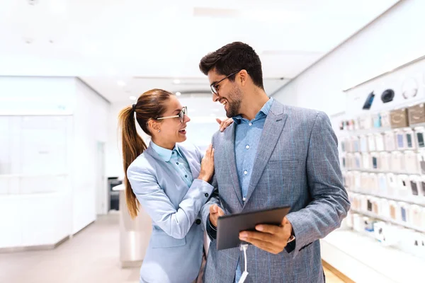 Feliz Pareja Multicultural Ropa Formal Compra Nueva Tableta Mientras Que — Foto de Stock