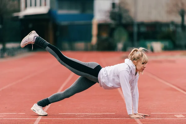 Hermosa Mujer Rubia Caucásica Haciendo Tablón Pierna Plantea Hipódromo Antes — Foto de Stock