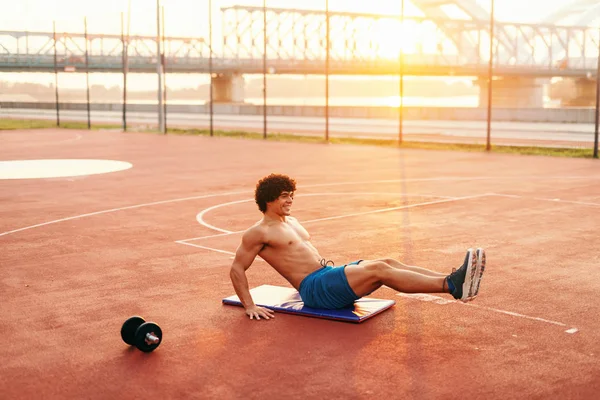 Smiling Sporty Shirtless Man Doing Exercises Abs While Sitting Court — Stok fotoğraf