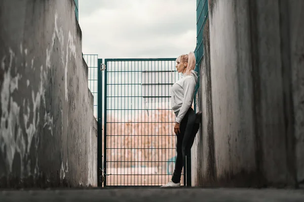 Кавказька Спортивний Жінка Спираючись Стіну Відпочиває Після Тренувань Осінній Час — стокове фото