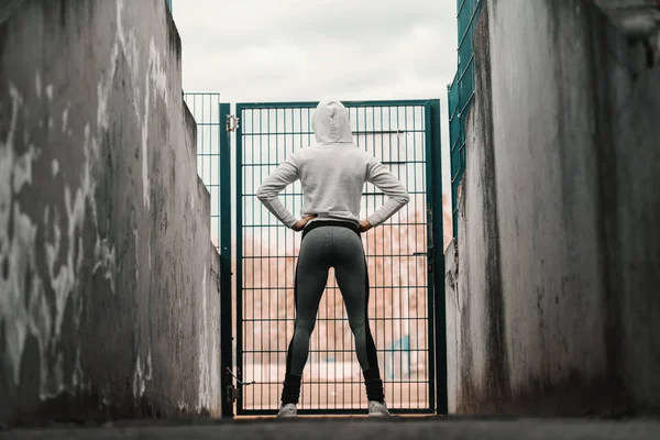 Ajuste Mujer Ropa Deportiva Con Capucha Las Manos Las Caderas — Foto de Stock