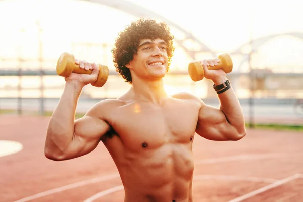 Primer Plano Del Hombre Caucásico Sin Camisa Sonriente Con Pelo — Foto de Stock