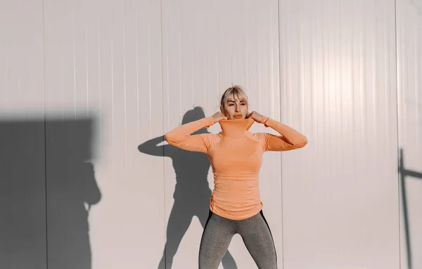 Deportiva Mujer Rubia Descansando Correr Por Calle Atardecer — Foto de Stock