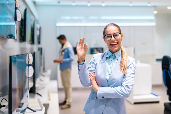 Hermosa Mujer Caucásica Sonriente Traje Sosteniendo Signo Bien Mientras Está — Foto de Stock