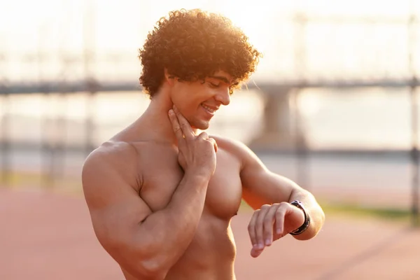 Koşarak Sonra Kalp Atışı Kontrol Gömleksiz Gülümseyen Sportif Adam Yakın — Stok fotoğraf