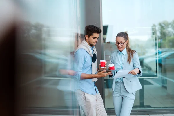 Colleagues Standing Outdoors Drinking Coffee While Watching Tablet — Stock Photo, Image
