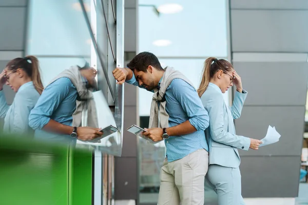 Verzweifelte Zwei Geschäftsleute Die Bei Der Arbeit Scheiterten Sie Stehen — Stockfoto
