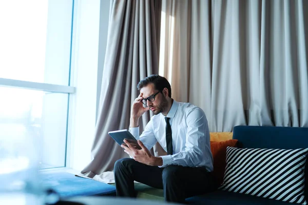 Pensativo Hombre Negocios Caucásico Utilizando Tableta Cabeza Mientras Sienta Sofá — Foto de Stock